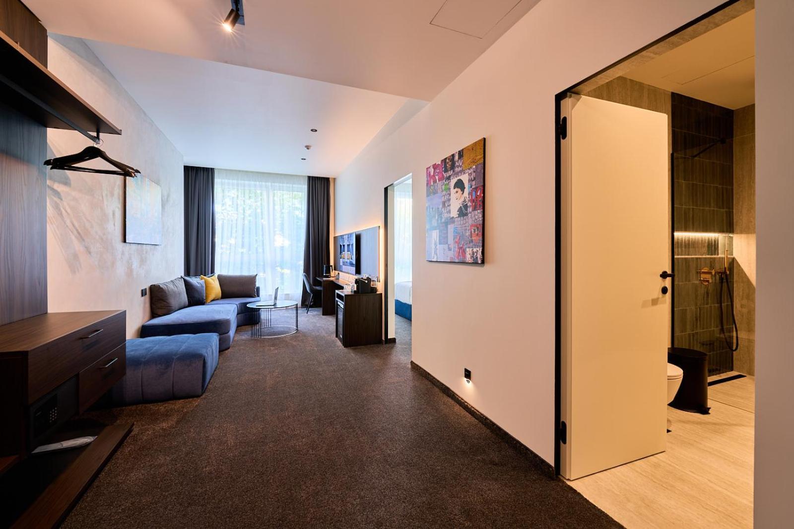 Adella Boutique - Free Secured Parking Aparthotel