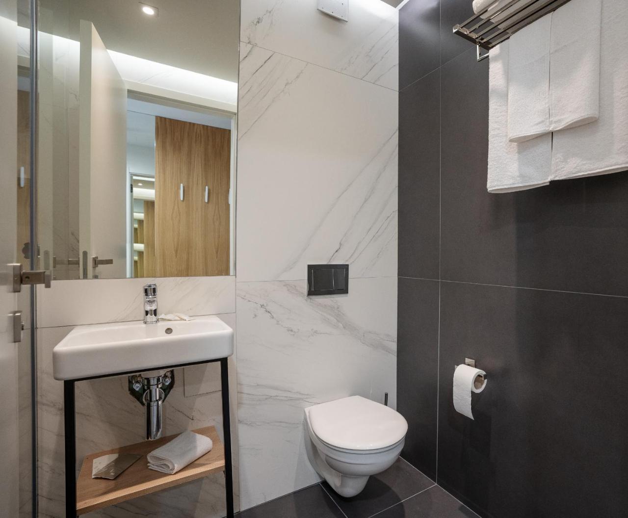 Adella Boutique - Free Secured Parking Aparthotel